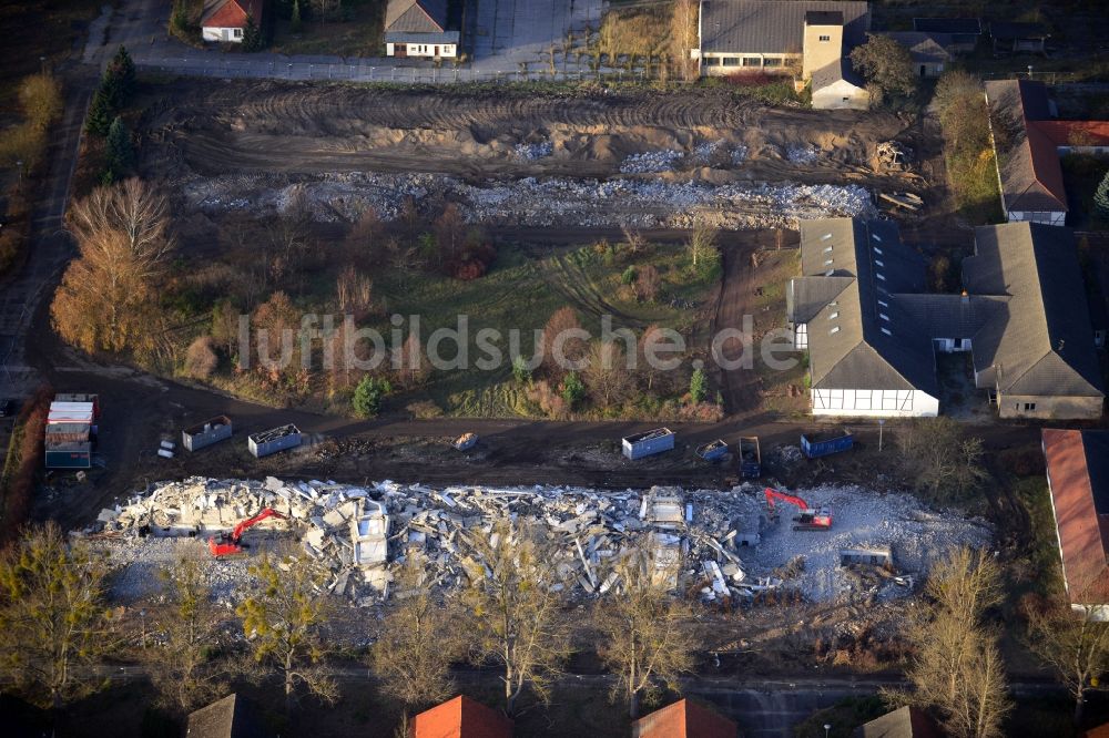 Basdorf aus der Vogelperspektive: Abriss von Gebäuden im Kasernenbereichen der ehemaligen Landes- Polizei- Schule in Basdorf im Bundesland Brandenburg