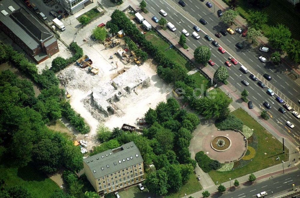 Luftbild Berlin-Lichtenberg - Abriß Hochhaus Frankfurter Allee 110 Berlin-Lichtenberg