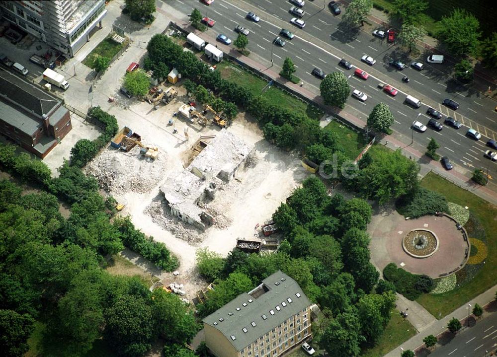 Berlin-Lichtenberg von oben - Abriß Hochhaus Frankfurter Allee 110 Berlin-Lichtenberg