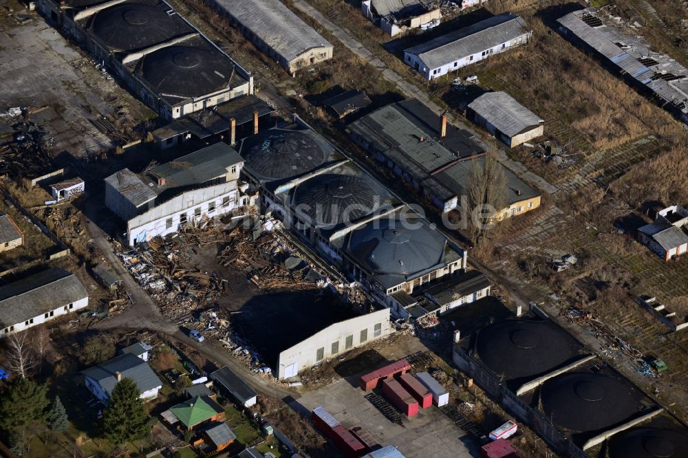 Berlin von oben - Abriss einer Lagerhalle am ehemaligen Militärflugplatz in Berlin-Karlshorst