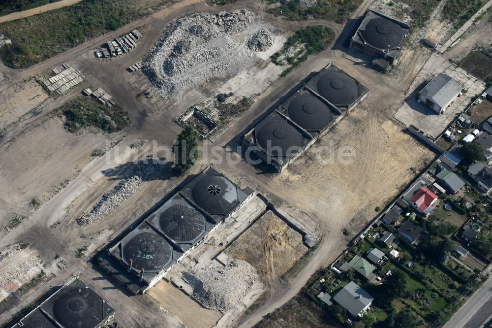 Luftbild Berlin - Abriss einer Lagerhalle am ehemaligen Militärflugplatz in Berlin-Karlshorst