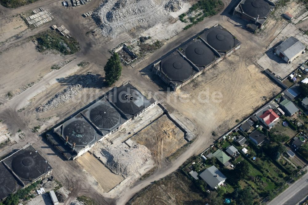 Luftaufnahme Berlin - Abriss einer Lagerhalle am ehemaligen Militärflugplatz in Berlin-Karlshorst