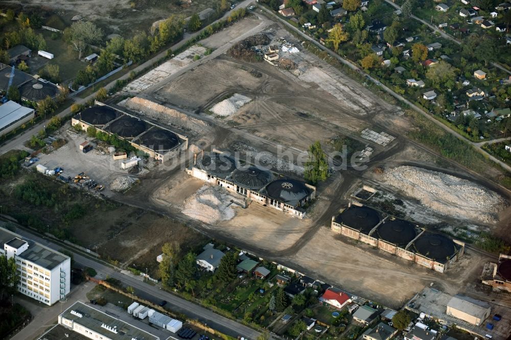 Berlin aus der Vogelperspektive: Abriss einer Lagerhalle am ehemaligen Militärflugplatz in Berlin-Karlshorst