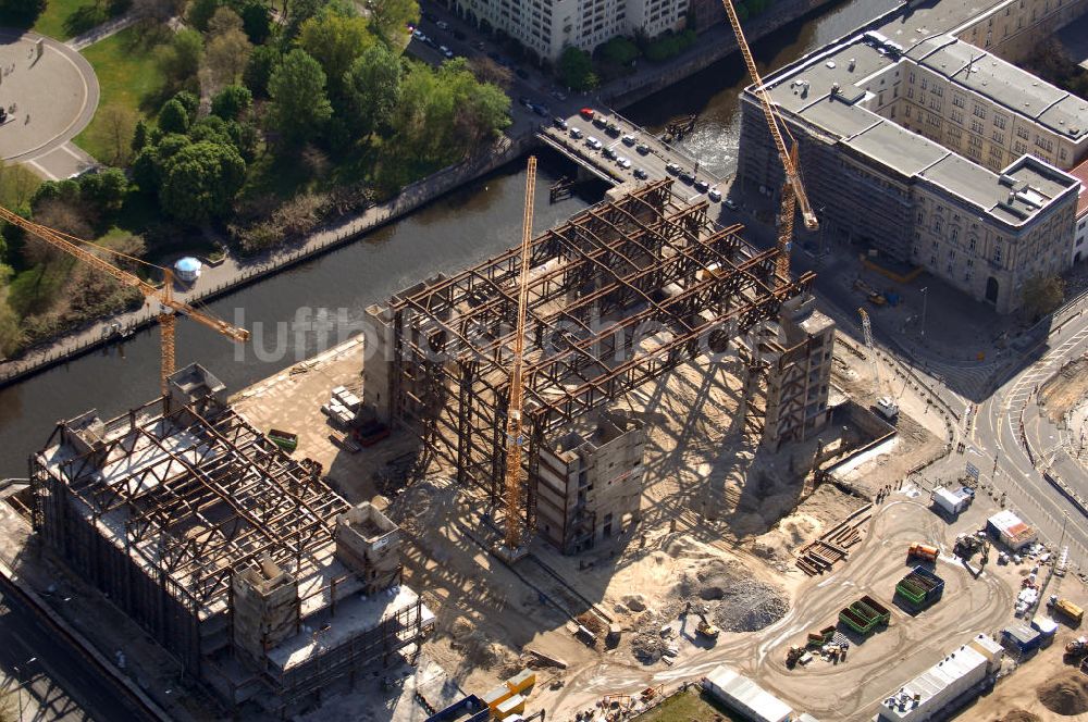 Berlin von oben - Abriss des Palast der Republik in Berlin-Mitte