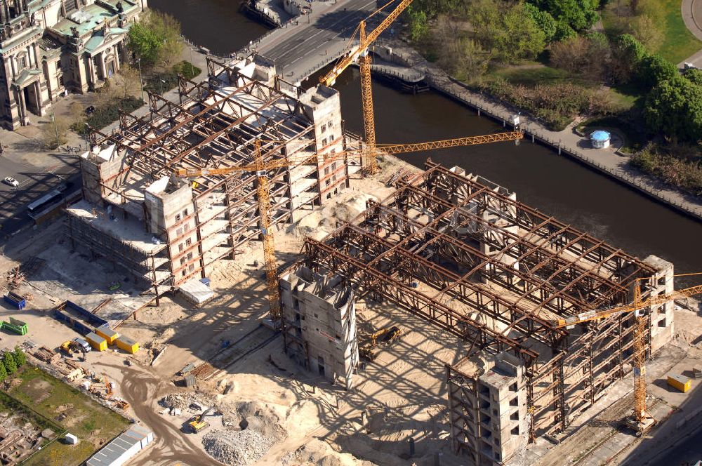 Berlin aus der Vogelperspektive: Abriss des Palast der Republik in Berlin-Mitte