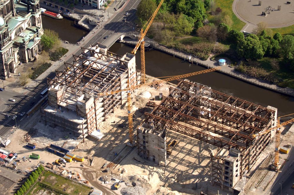 Luftbild Berlin - Abriss des Palast der Republik in Berlin-Mitte