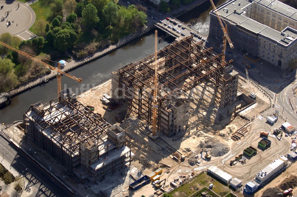 Luftbild Berlin - Abriss des Palast der Republik in Berlin-Mitte