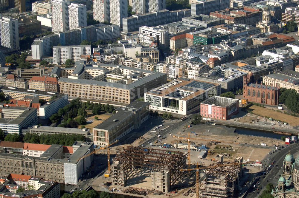 Berlin von oben - Abriss des Palast der Republik in Berlin-Mitte