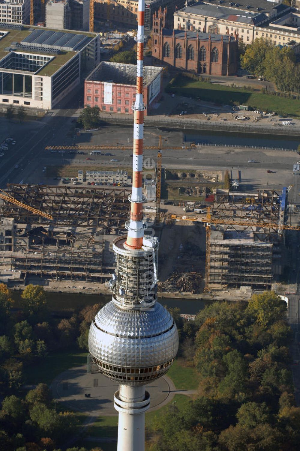 Berlin von oben - Abriss des Palast der Republik in Mitte