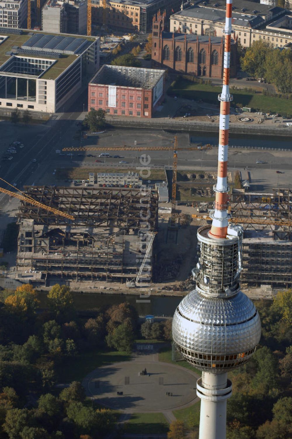 Luftbild Berlin - Abriss des Palast der Republik in Mitte