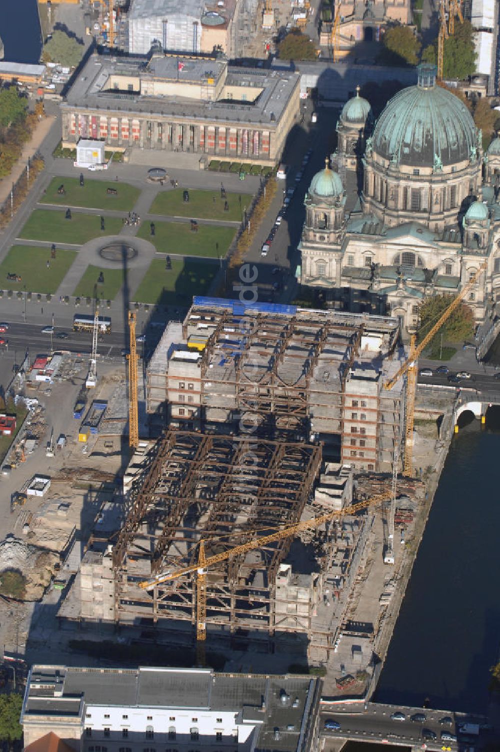 Luftbild Berlin - Abriss des Palast der Republik in Mitte