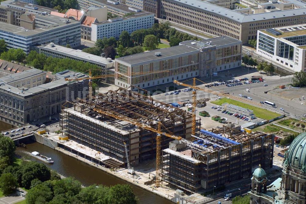 Berlin aus der Vogelperspektive: Abriss des Palastes der Republik in Berlin