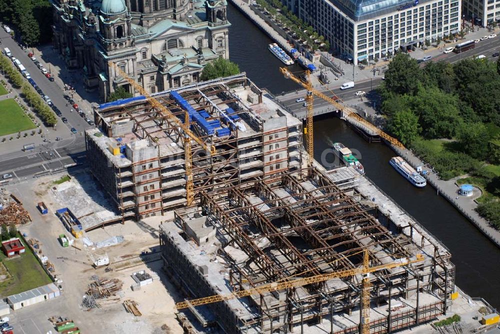 Berlin aus der Vogelperspektive: Abriss des Palastes der Republik in Berlin