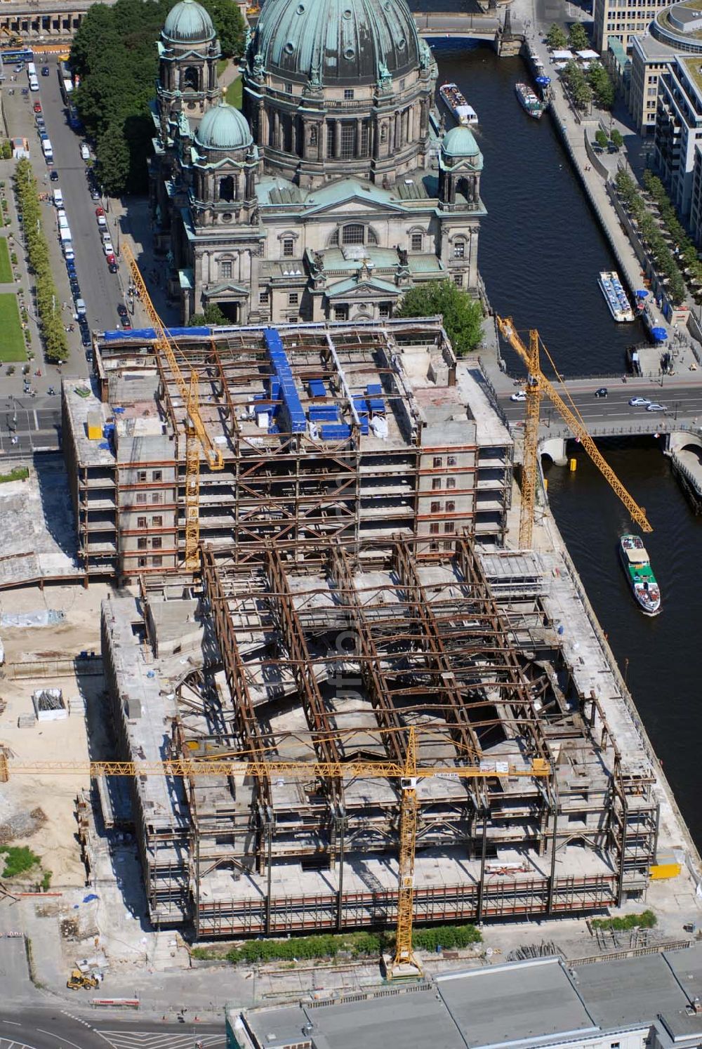 Berlin von oben - Abriss des Palastes der Republik in Berlin