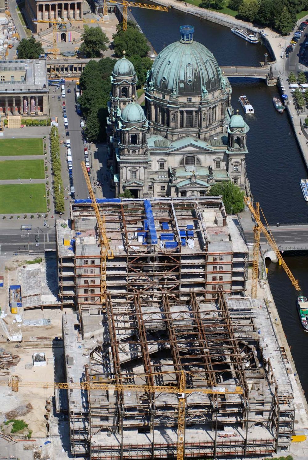 Berlin aus der Vogelperspektive: Abriss des Palastes der Republik in Berlin