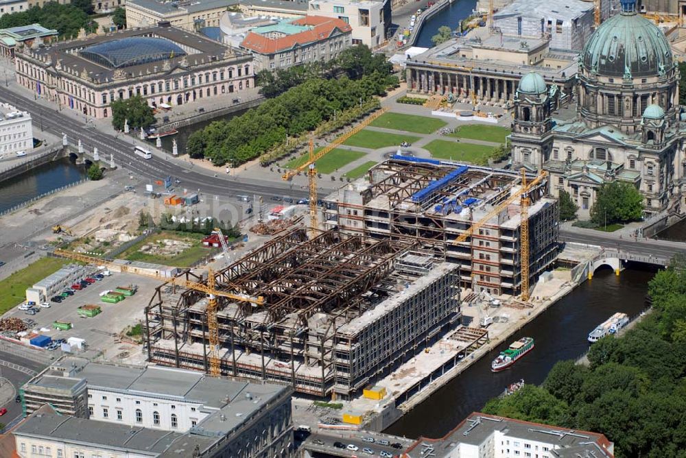 Luftbild Berlin - Abriss des Palastes der Republik in Berlin