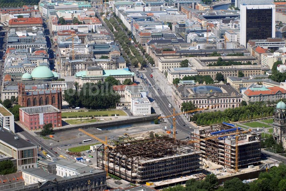 Berlin aus der Vogelperspektive: Abriss des Palastes der Republik in Berlin