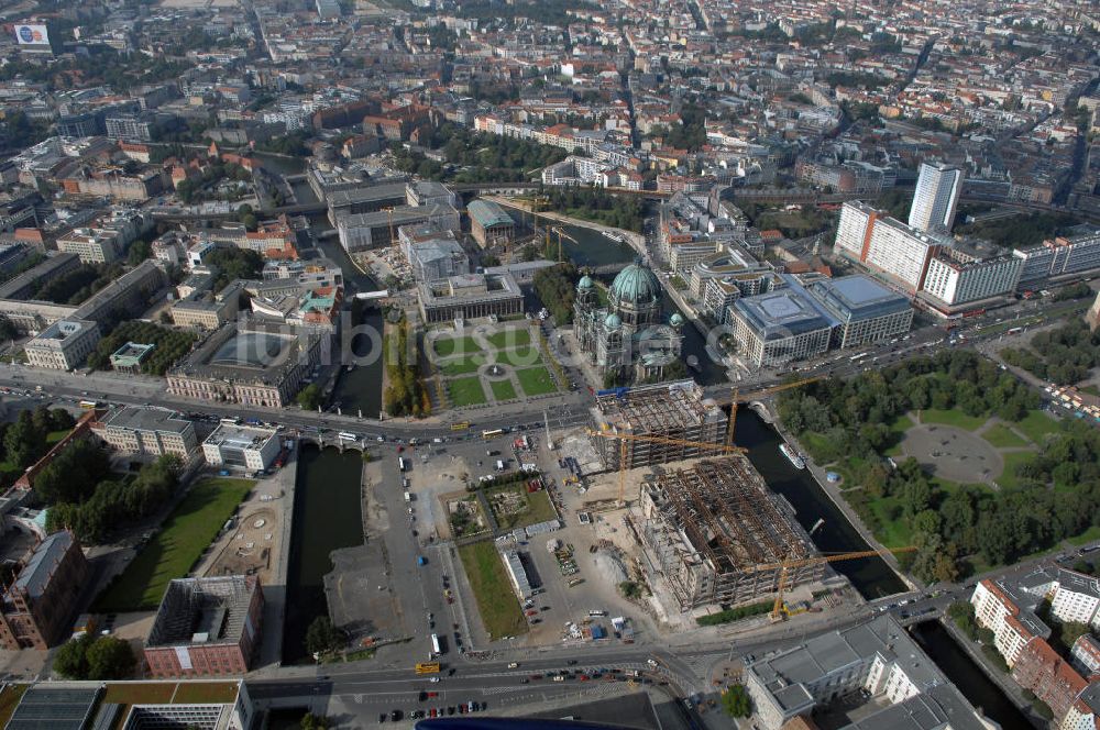 Berlin von oben - Abriss des Palastes der Republik in Berlin-Mitte