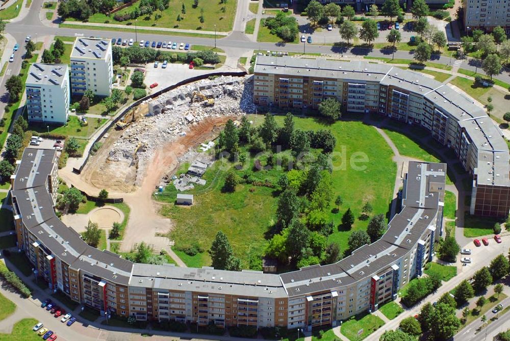 Luftaufnahme Magdeburg - Abriss eines Plattenbaukomplexes am Olvenstedter Grund in Magdeburg-Olvenstedt