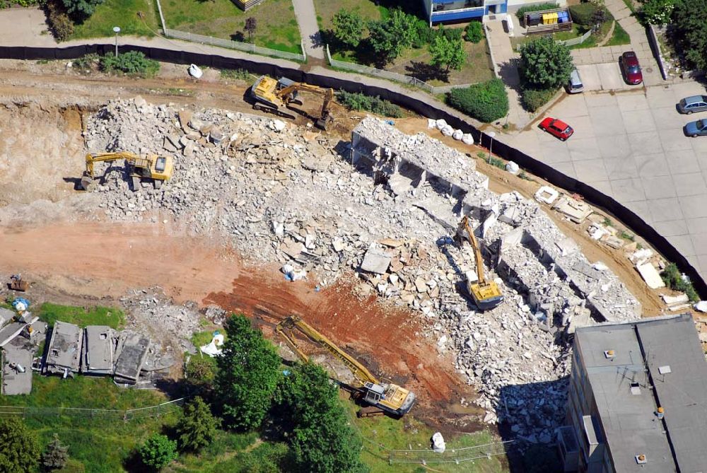 Luftbild Magdeburg - Abriss eines Plattenbaukomplexes am Olvenstedter Grund in Magdeburg-Olvenstedt