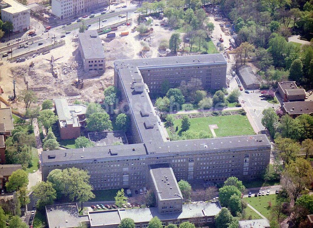 Berlin - Friedrichshain von oben - Abriß der Poliklinik am Krankenhaus Friedrichshain in Berlin-Friedrichshain.