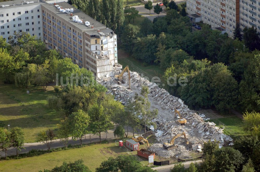 Luftaufnahme Magdeburg - Abriss / Rückbau Mehrfamilienhaus / Plattenbau in Magdeburg Neu Reform