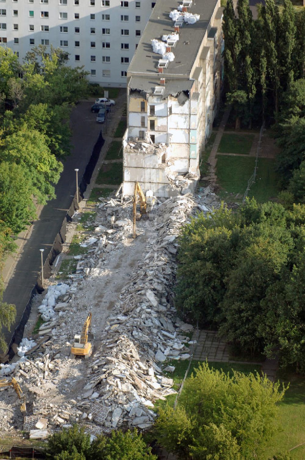 Magdeburg aus der Vogelperspektive: Abriss / Rückbau Mehrfamilienhaus / Plattenbau in Magdeburg Neu Reform