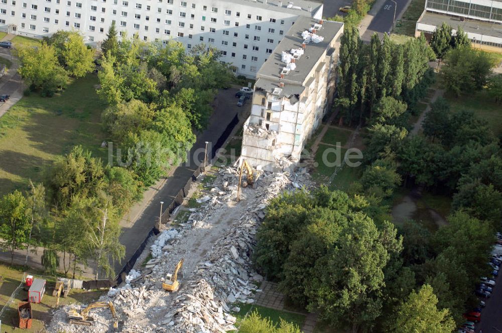 Luftbild Magdeburg - Abriss / Rückbau Mehrfamilienhaus / Plattenbau in Magdeburg Neu Reform