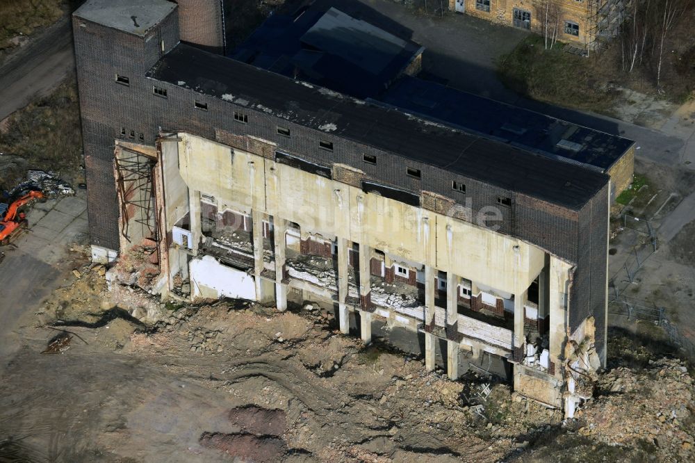 Luftbild Holzweißig - Abriß der Ruine der ehemaligen Rohrwerke Holzweißig im Bundesland Sachsen-Anhalt