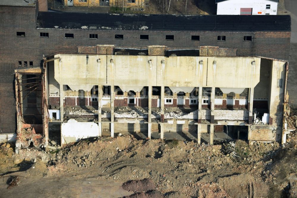 Holzweißig von oben - Abriß der Ruine der ehemaligen Rohrwerke Holzweißig im Bundesland Sachsen-Anhalt