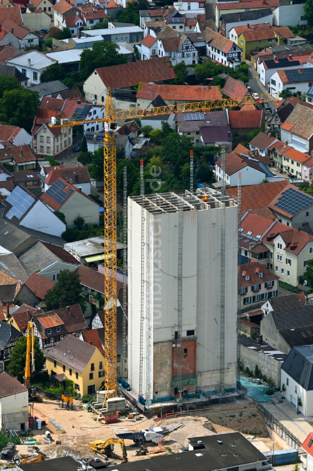 Osthofen aus der Vogelperspektive: Abriß des Silo und Getreide- Speicher Schill- Turm in Osthofen im Bundesland Rheinland-Pfalz, Deutschland