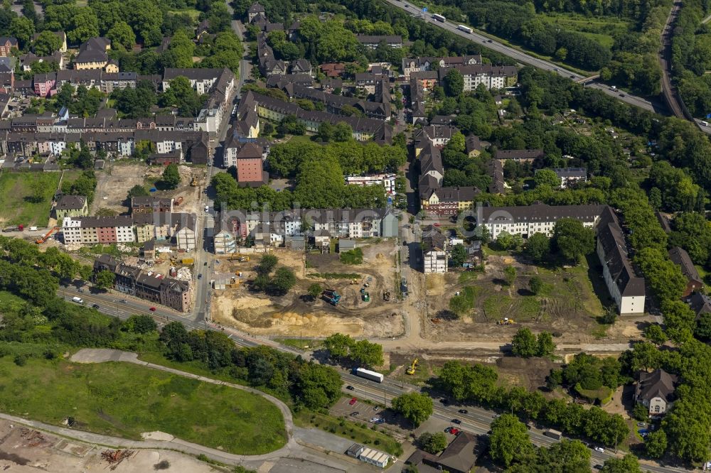 Luftbild Duisburg - Abriß eines Straßenzugs mit Altbau- Wohnhäusern im Stadtteil Bruckhausen zur Schaffung eines Grüngürtels in Duisburg im Bundesland Nordrhein-Westfalen NRW