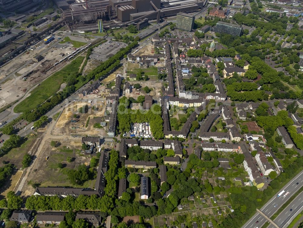 Luftaufnahme Duisburg - Abriß eines Straßenzugs mit Altbau- Wohnhäusern im Stadtteil Bruckhausen zur Schaffung eines Grüngürtels in Duisburg im Bundesland Nordrhein-Westfalen NRW