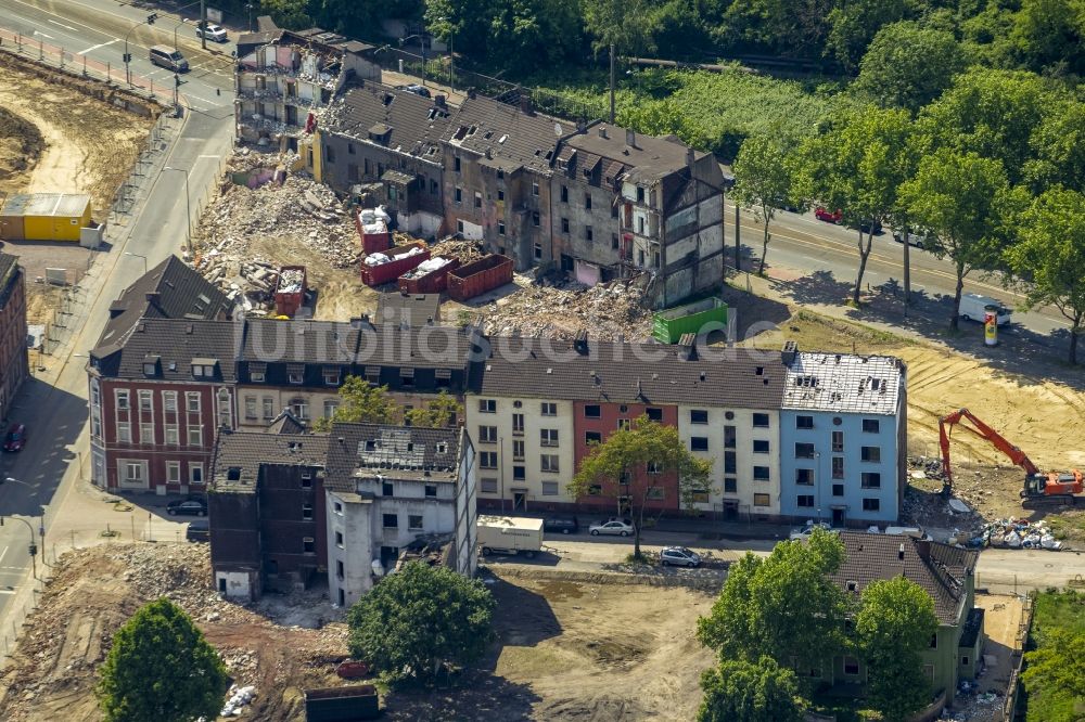 Duisburg von oben - Abriß eines Straßenzugs mit Altbau- Wohnhäusern im Stadtteil Bruckhausen zur Schaffung eines Grüngürtels in Duisburg im Bundesland Nordrhein-Westfalen NRW