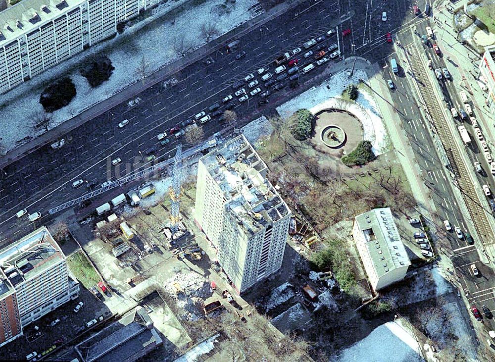 Luftaufnahme Berlin-LICHTENBERG - Abriß des Wohnhochhauses der HoWoGe Wohnungsbaugesellschaft mbH an der Frankfurter Allee 135 in Berlin- Lichtenberg durch die Firma HALTER