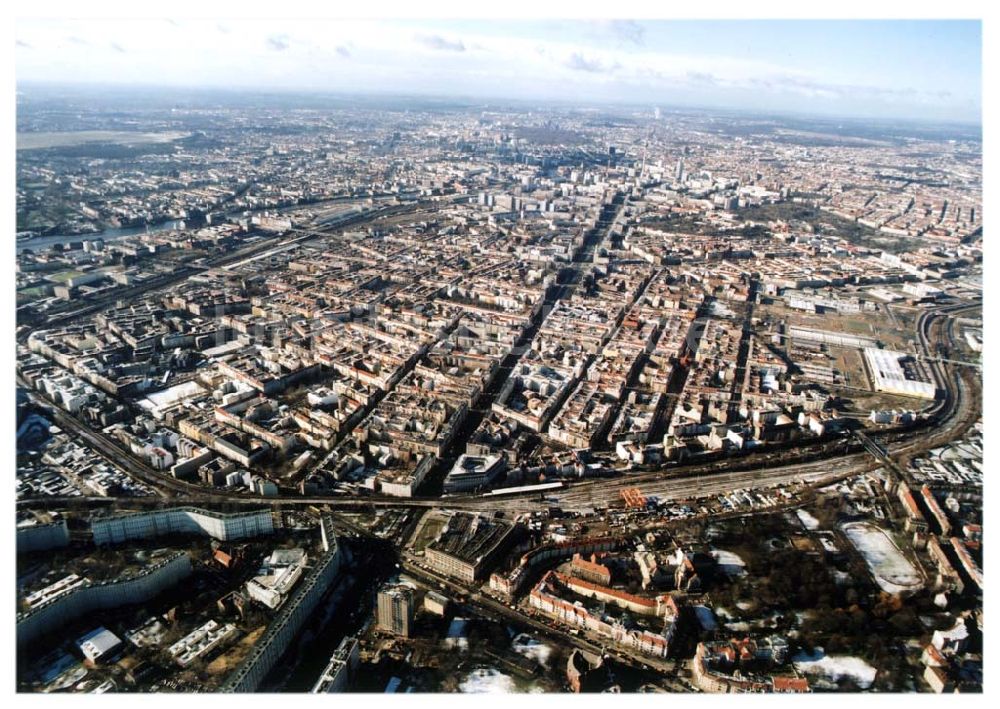 Luftaufnahme Berlin-LICHTENBERG - Abriß des Wohnhochhauses der HoWoGe Wohnungsbaugesellschaft mbH an der Frankfurter Allee 135 in Berlin- Lichtenberg durch die Firma HALTER