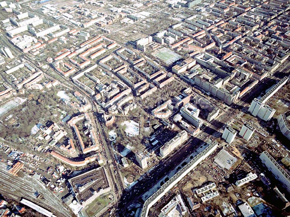 Luftbild Berlin-LICHTENBERG - Abriß des Wohnhochhauses der HoWoGe Wohnungsbaugesellschaft mbH an der Frankfurter Allee 135 in Berlin- Lichtenberg durch die Firma HALTER