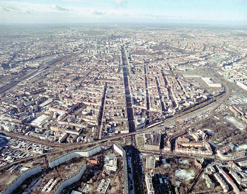 Luftaufnahme Berlin-LICHTENBERG - Abriß des Wohnhochhauses der HoWoGe Wohnungsbaugesellschaft mbH an der Frankfurter Allee 135 in Berlin- Lichtenberg durch die Firma HALTER