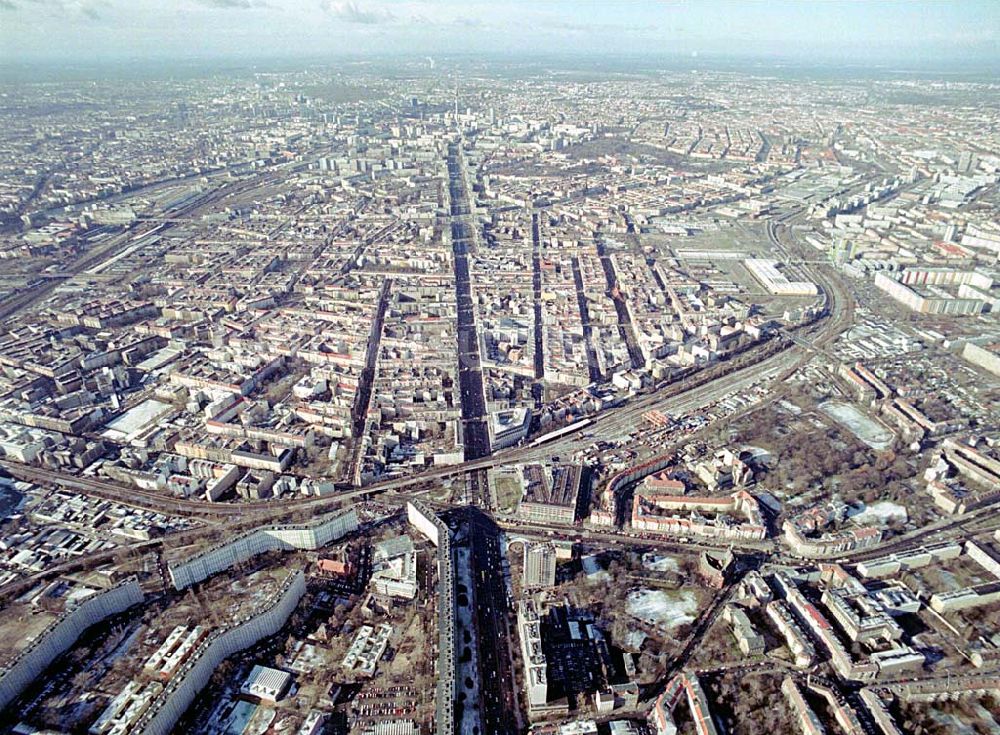 Berlin-LICHTENBERG von oben - Abriß des Wohnhochhauses der HoWoGe Wohnungsbaugesellschaft mbH an der Frankfurter Allee 135 in Berlin- Lichtenberg durch die Firma HALTER