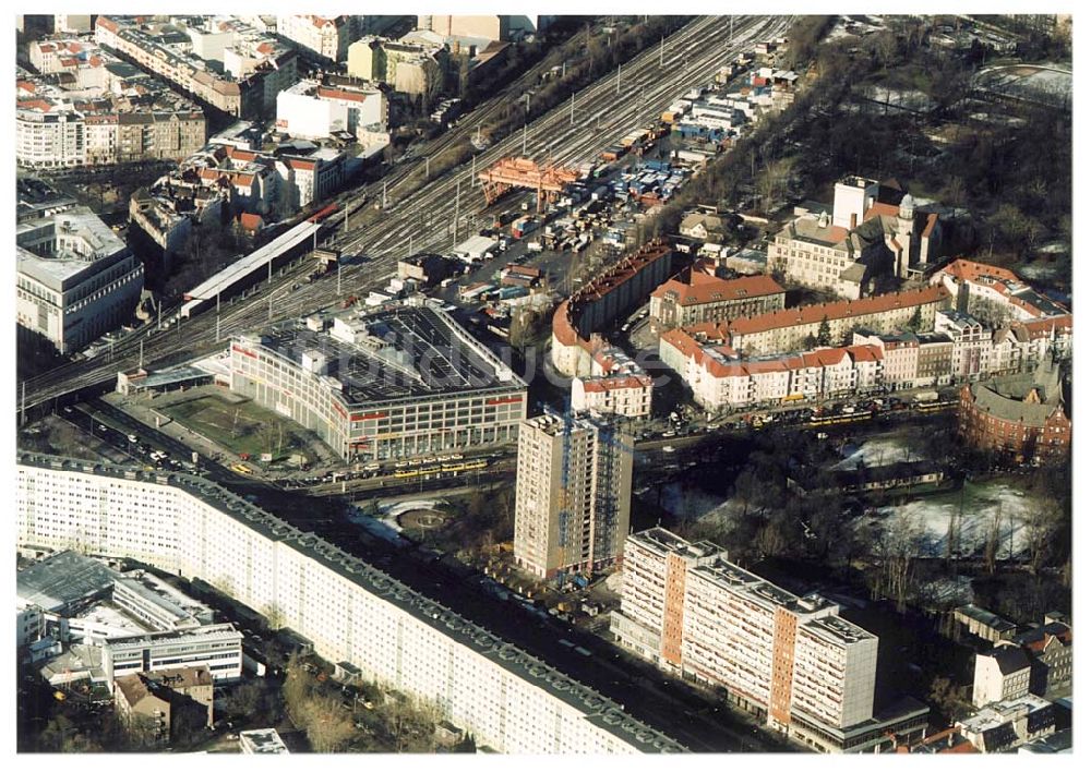 Berlin-LICHTENBERG aus der Vogelperspektive: Abriß des Wohnhochhauses der HoWoGe Wohnungsbaugesellschaft mbH an der Frankfurter Allee 135 in Berlin- Lichtenberg durch die Firma HALTER