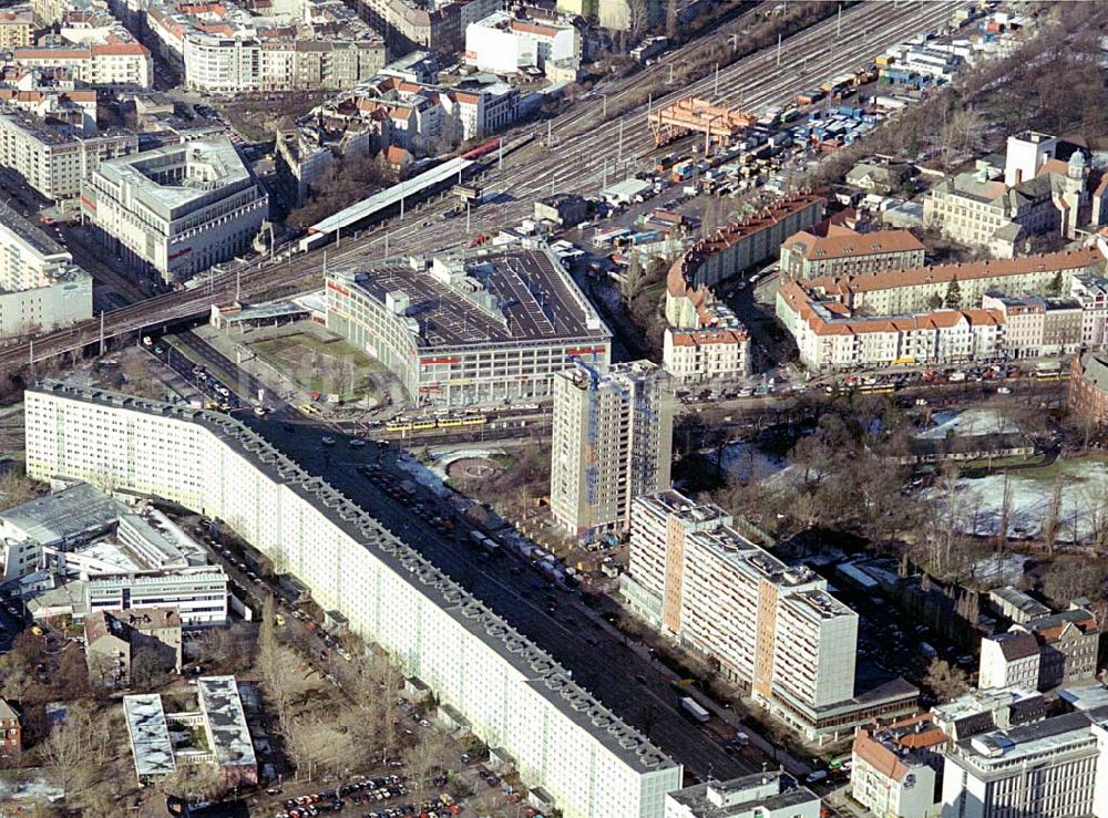 Luftbild Berlin-LICHTENBERG - Abriß des Wohnhochhauses der HoWoGe Wohnungsbaugesellschaft mbH an der Frankfurter Allee 135 in Berlin- Lichtenberg durch die Firma HALTER