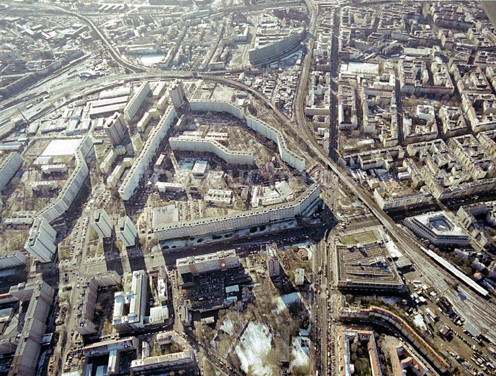 Luftaufnahme Berlin-LICHTENBERG - Abriß des Wohnhochhauses der HoWoGe Wohnungsbaugesellschaft mbH an der Frankfurter Allee 135 in Berlin- Lichtenberg durch die Firma HALTER