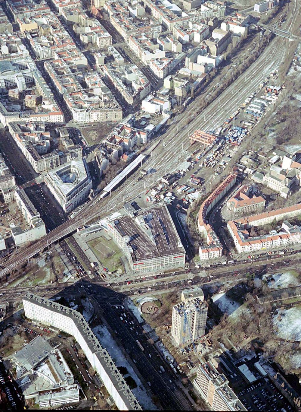 Berlin-LICHTENBERG von oben - Abriß des Wohnhochhauses der HoWoGe Wohnungsbaugesellschaft mbH an der Frankfurter Allee 135 in Berlin- Lichtenberg durch die Firma HALTER