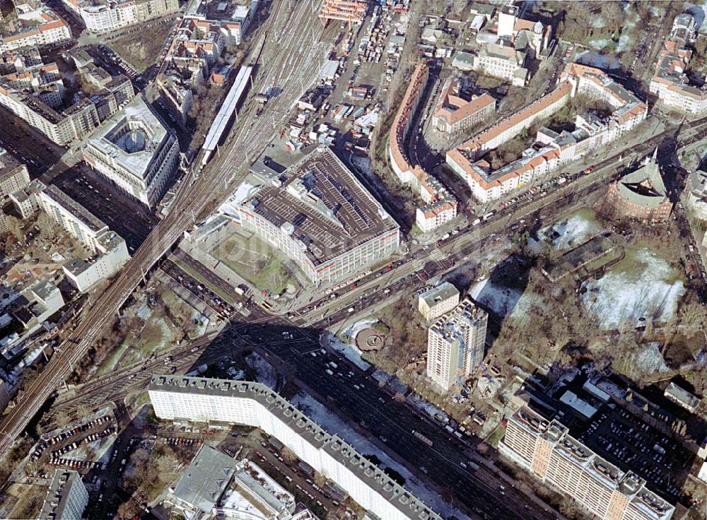 Luftbild Berlin-LICHTENBERG - Abriß des Wohnhochhauses der HoWoGe Wohnungsbaugesellschaft mbH an der Frankfurter Allee 135 in Berlin- Lichtenberg durch die Firma HALTER