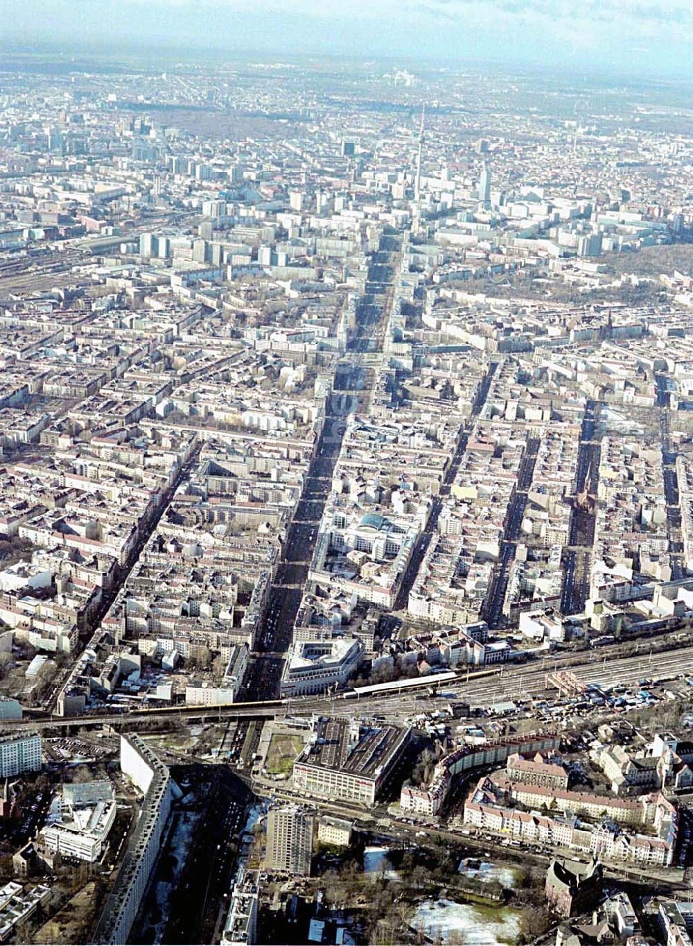 Berlin-LICHTENBERG von oben - Abriß des Wohnhochhauses der HoWoGe Wohnungsbaugesellschaft mbH an der Frankfurter Allee 135 in Berlin- Lichtenberg durch die Firma HALTER