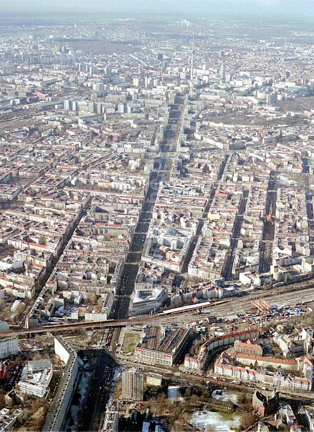 Berlin-LICHTENBERG aus der Vogelperspektive: Abriß des Wohnhochhauses der HoWoGe Wohnungsbaugesellschaft mbH an der Frankfurter Allee 135 in Berlin- Lichtenberg durch die Firma HALTER