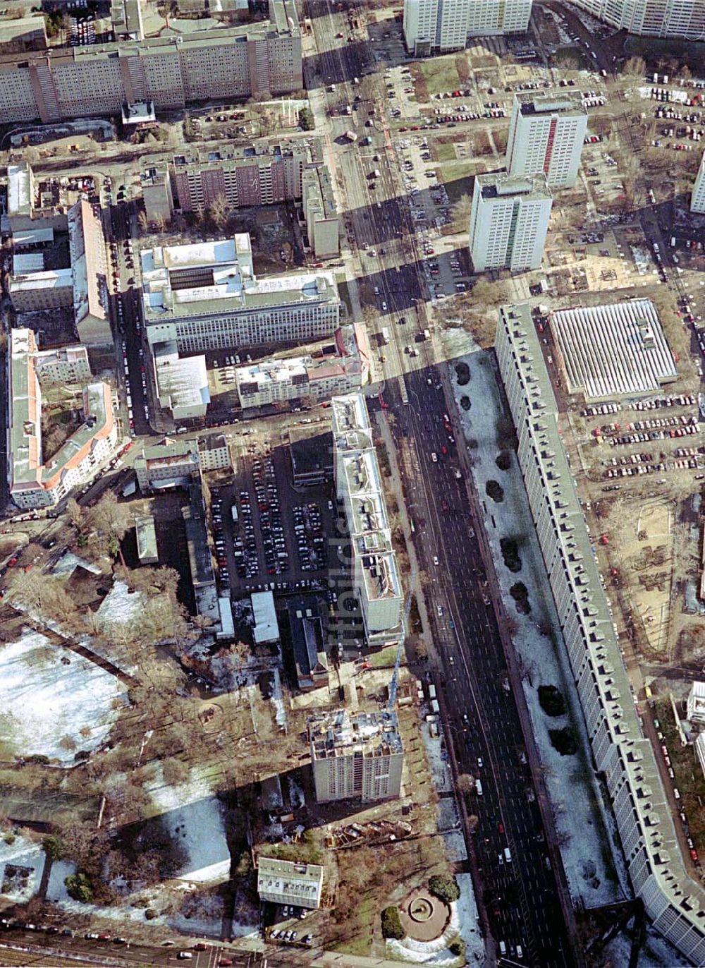 Luftbild Berlin-LICHTENBERG - Abriß des Wohnhochhauses der HoWoGe Wohnungsbaugesellschaft mbH an der Frankfurter Allee 135 in Berlin- Lichtenberg durch die Firma HALTER