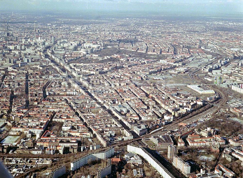 Berlin-Lichtenberg von oben - Abriß des Wohnhochhauses der HoWoGe Wohnungsbaugesellschaft mbH an der Frankfurter Allee 135 in Berlin- Lichtenberg durch die Firma HALTER