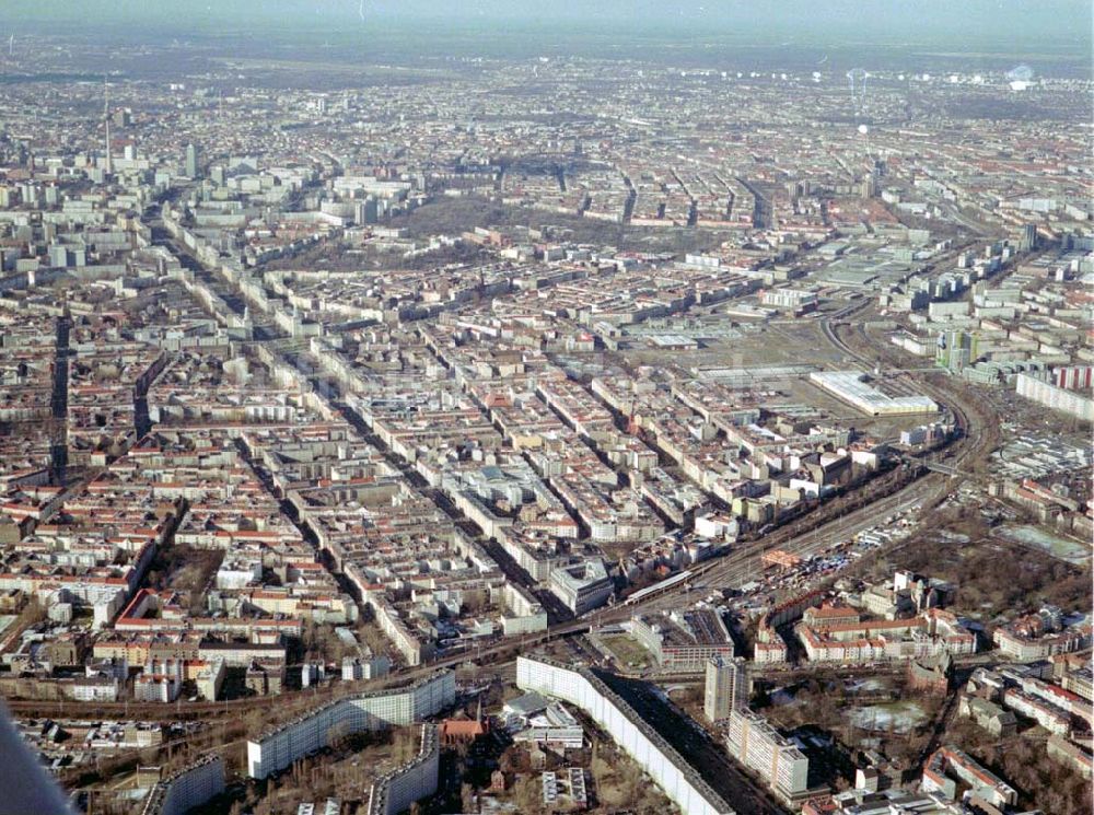 Berlin-Lichtenberg aus der Vogelperspektive: Abriß des Wohnhochhauses der HoWoGe Wohnungsbaugesellschaft mbH an der Frankfurter Allee 135 in Berlin- Lichtenberg durch die Firma HALTER