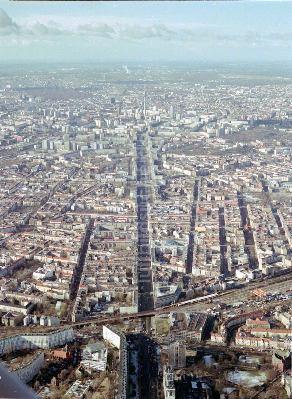 Luftbild Berlin-Lichtenberg - Abriß des Wohnhochhauses der HoWoGe Wohnungsbaugesellschaft mbH an der Frankfurter Allee 135 in Berlin- Lichtenberg durch die Firma HALTER